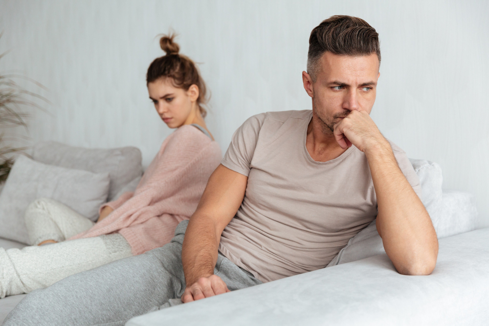 Paar fühlt sich emotional distanziert und sucht Unterstützung in der Paarberatung