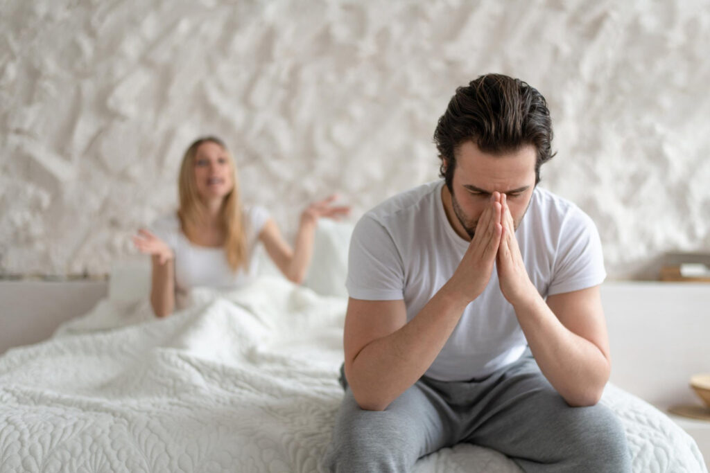 Paar fühlt sich emotional distanziert und sucht Unterstützung in der Paarberatung